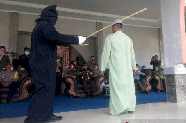 Lecehkan Gadis Dibawah Umur, Pria Paruh Baya Ini Dihukum Cambuk