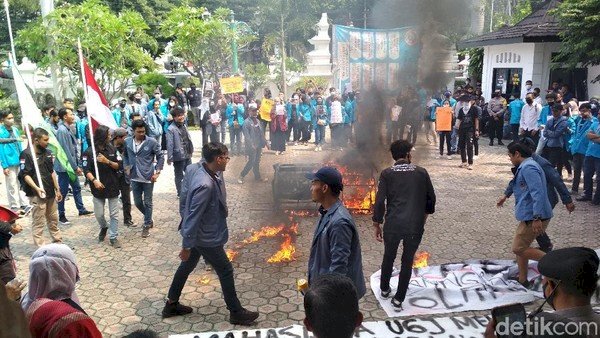 Mahasiswa Cirebon Demo Tuntut RUU PKS Segera Disahkan: Malah Dicabut dari Prolegnas?