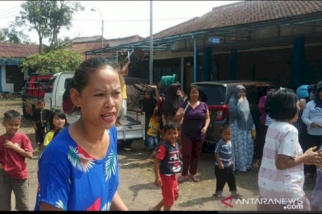 Puluhan Emak-emak Demo ke Kantor PDAM Cianjur: Air Tak Mengalir Tapi Tagihan Jalan Terus!