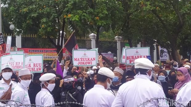 Massa PA 212 Dkk di DPR Tuntut Pemakzulan Jokowi, Bubarkan PDIP & Tolak RUU HIP