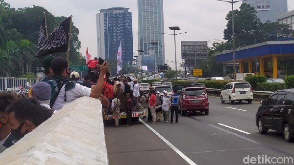 Dihalang Kawat Duri, Massa Panjat Pagar Tol di Lokasi Demo DPR