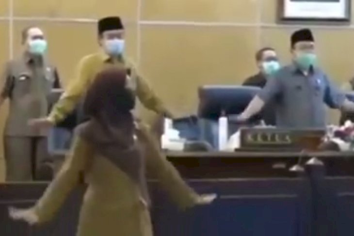 Anggota Dewan dan Plt Bupati Sidoarjo Joget Pinguin sebelum Rapat