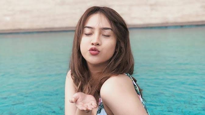 Pakai Kemben, Anya Geraldine Bikin Jomblo Salah Fokus