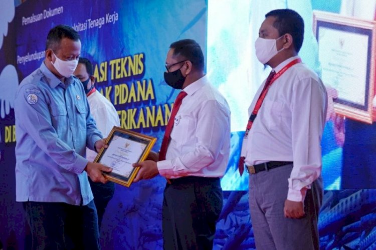 Sukses Ungkap Kasus Pidana Kelautan, 3 Penyidik Dapat Penghargaan dari Menteri Edhy