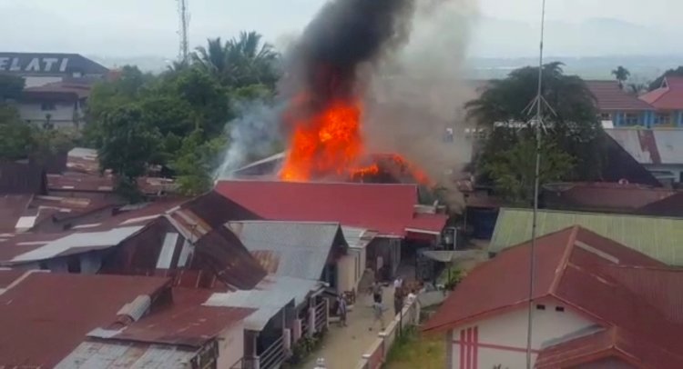 Warga Panik, Satu Rumah Terbakar Hebat di Sungaipenuh-Jambi