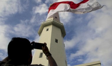 HUT RI, Kantor Navigasi Kupang Kibarkan Bendera Merah Putih Raksasa
