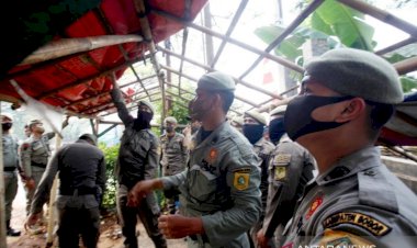 Jalani Instruksi Bupati Ade, Satpol PP Tertibkan Bangunan Liar di Trotoar Jalan Alternatif Sentul