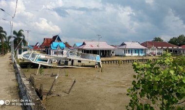 Ada Bangkai Kapal di TPI Tanjab Barat, Ketua HNSI: Lebik Baik Tenggelamkan di Laut