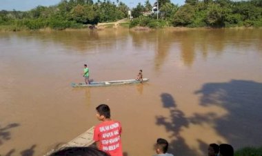 Bikin Geleng Kepala! Motor Terjun ke Sungai Batanghari dan Ternyata...