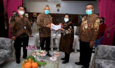 Wali Kota Surabaya Risma Terima Uang Baru Pecahan Rp75 Ribu dari BI: Uang Ini Kami Jadikan Koleksi