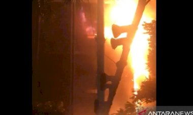 Damkar Jakarta Selatan Kerahkan 24 Unit Pemadam ke Kejagung Terbakar Hebat