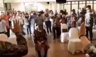 Viral! Dikelilingi Rohaniawan Wali Kota Surabaya Risma 'Dibaptis', Namun Ini Faktanya