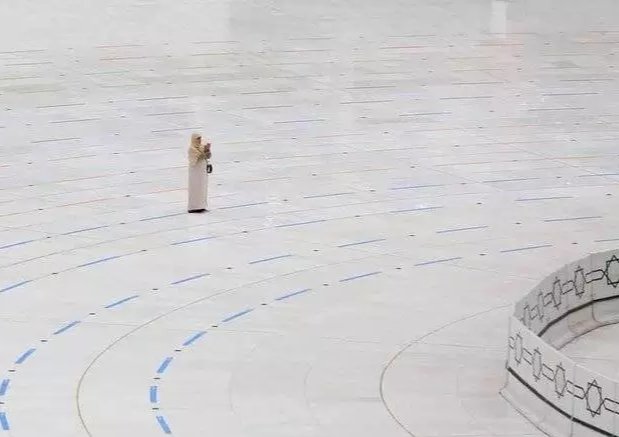 Viral! Perempuan Berdoa Sendirian di Depan Kakbah Bikin Netizen Kagum