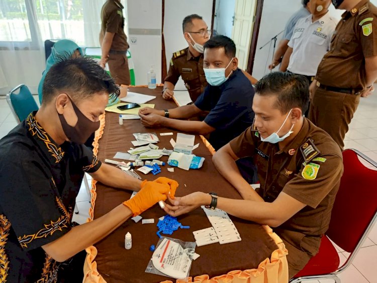 Puluhan Pegawai Kejari Sarolangun Laksanakan Rapid Test, Ini Hasilnya
