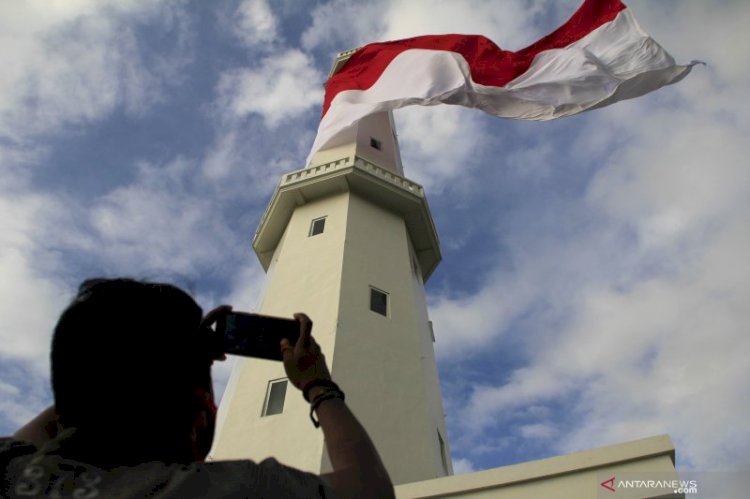 HUT RI, Kantor Navigasi Kupang Kibarkan Bendera Merah Putih Raksasa