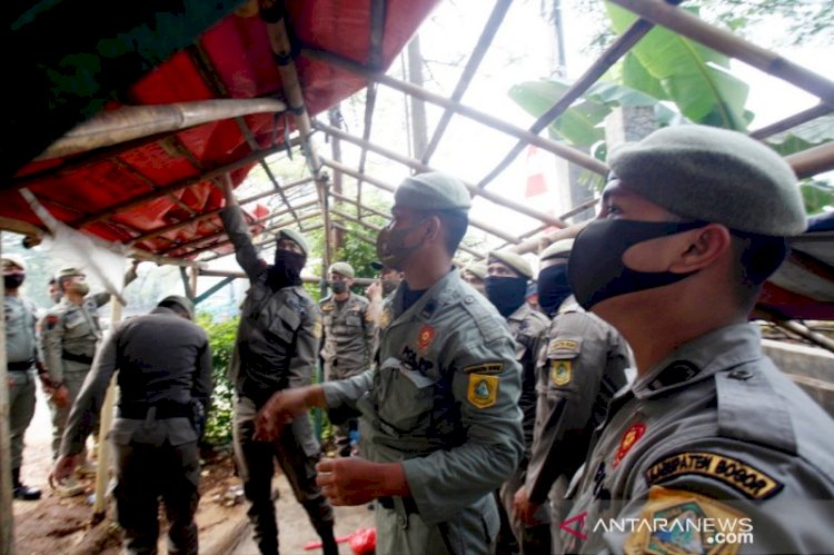Jalani Instruksi Bupati Ade, Satpol PP Tertibkan Bangunan Liar di Trotoar Jalan Alternatif Sentul