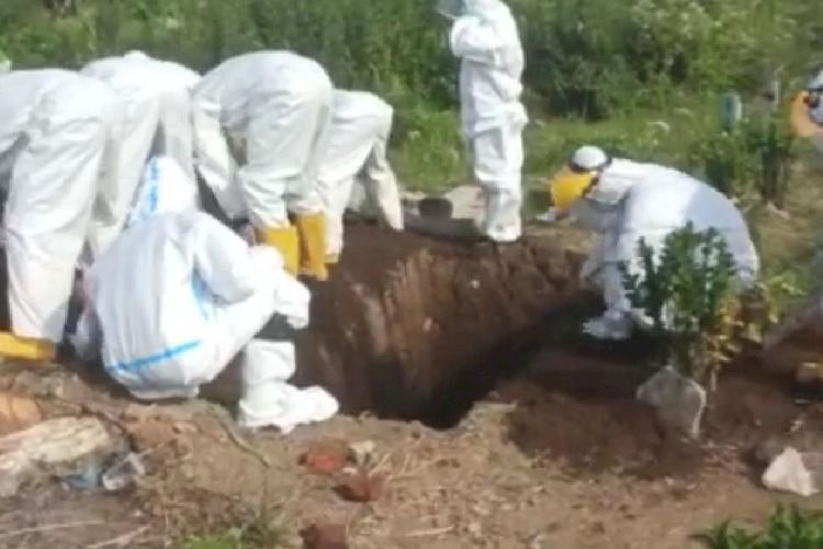 Viral Video 10 Petugas Kubur Jenazah Covid-19 Hanya Pakai Tangan, Warga Ogah Pinjamkan Cangkul