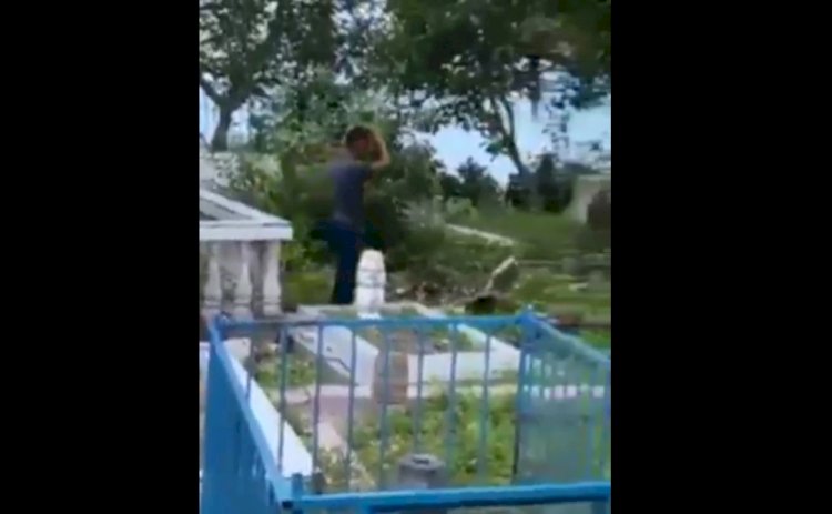 Viral! Demi Konten, Remaja Alay Ini Tendang Nisan Kuburan Hingga Rusak