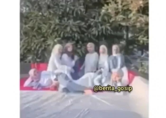 Demi TikTok, Sekumpulan ABG Berpose Injak-injak Bendera Merah Putih