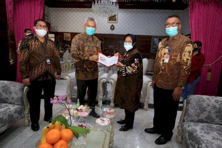 Wali Kota Surabaya Risma Terima Uang Baru Pecahan Rp75 Ribu dari BI: Uang Ini Kami Jadikan Koleksi
