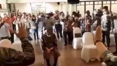 Viral! Dikelilingi Rohaniawan Wali Kota Surabaya Risma 'Dibaptis', Namun Ini Faktanya