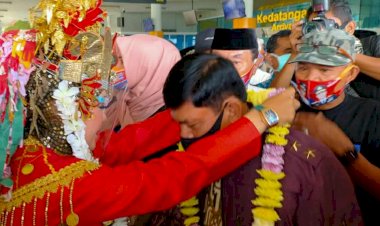 Kenakan Jaket Polisi Bintang 2, Syafril Nursal Tiba di Jambi dan Disambut Hangat Pendukungnya