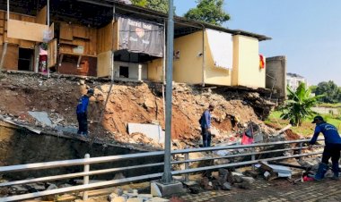 Longsor di Jagakarsa Sebabkan Lima Warung Makan Alami Kerusakan