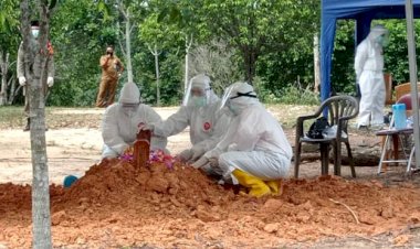 Tak Kuasa Menahan Air Mata, Gunakan APD Lengkap,  Fasha Langsung Hadiri Pemakaman Anaknya