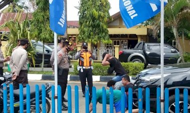 Tak Gunakan Masker Sejumlah Warga Bungo Dihukum Pak Polisi Push Up