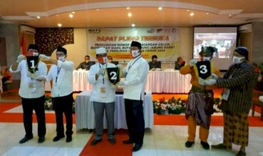 Beda dengan Paslon Lain, Muklis- Supardi Ambil Nomor Urut Gunakan Pakaian Adat