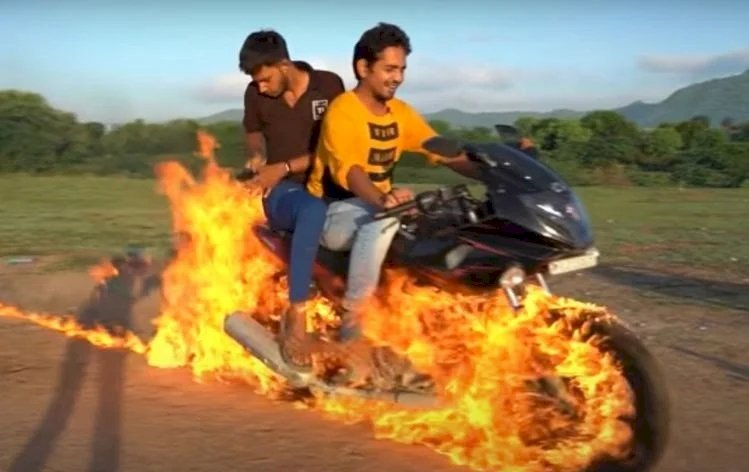 Viral YouTuber India Ini Tiru Ghost Rider, Bakar dan Naikin Motor Demi Konten