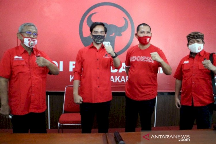 Gibran Jokowi-Teguh Daftarkan Calon ke KPU Hari Pertama