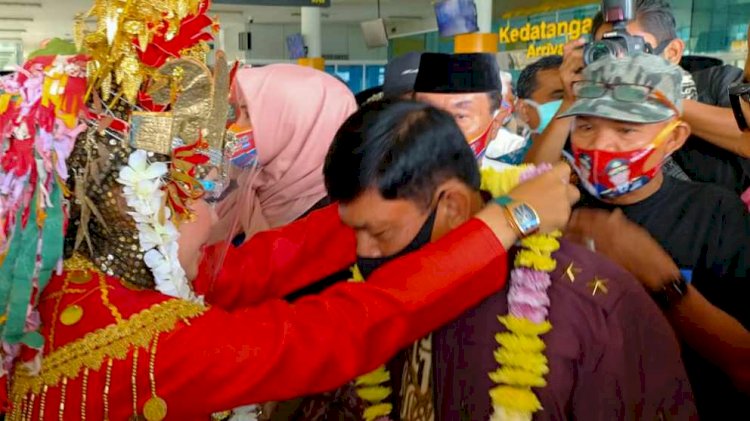 Kenakan Jaket Polisi Bintang 2, Syafril Nursal Tiba di Jambi dan Disambut Hangat Pendukungnya