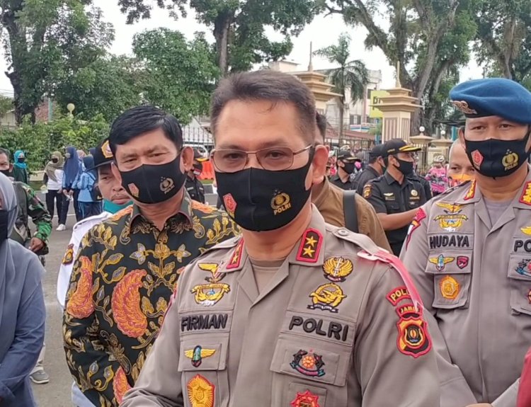 Ingin Masyarakat Terapkan Standard Protokol Kesehatan, Polda Jambi Bagikan Masker Gratis