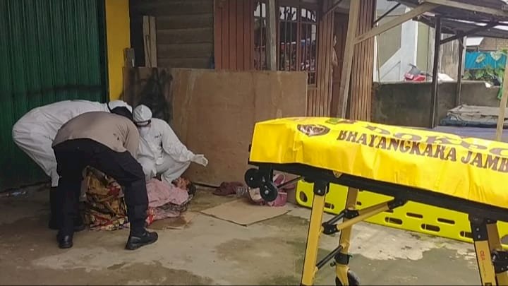 Pria Tanpa Identitas Ditemukan Tewas di Depan Gedung UNJA Kualatungkal, Petugas Evakuasi Gunakan APD