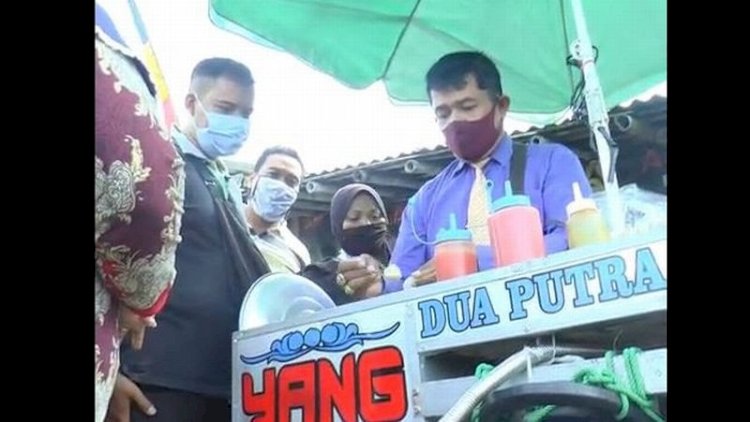 Viral Pedagang Bakso Pentol Mirip Pegawai Kantoran: Saya Pokoknya Tampil Beda