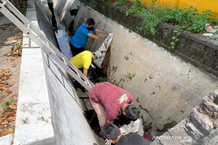 Tim Gabungan Surakarta Jaring 490 Pelanggar Masker, Sanksi dari Bersih Selokan Hingga Disita e-KTP