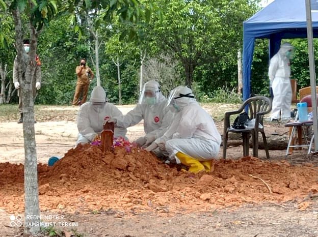 Tak Kuasa Menahan Air Mata, Gunakan APD Lengkap,  Fasha Langsung Hadiri Pemakaman Anaknya