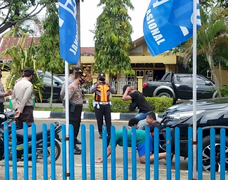 Tak Gunakan Masker Sejumlah Warga Bungo Dihukum Pak Polisi Push Up