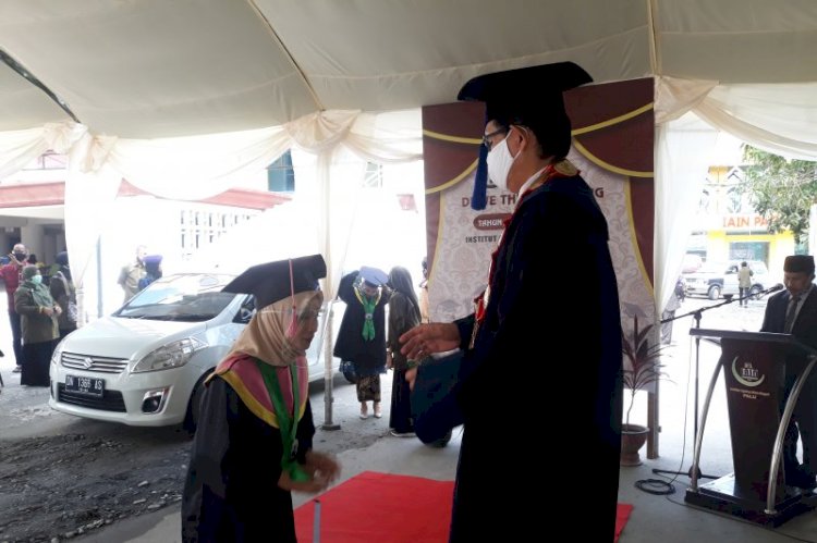 Cegah Covid-19, IAIN Palu Laksanakan Wisuda Drive Thru
