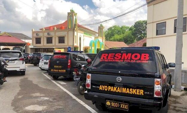 Kampanyekan Protokol Kesehatan, Polda Jambi Pasang Stiker Ayo Pakai Masker di Mobil Dinas