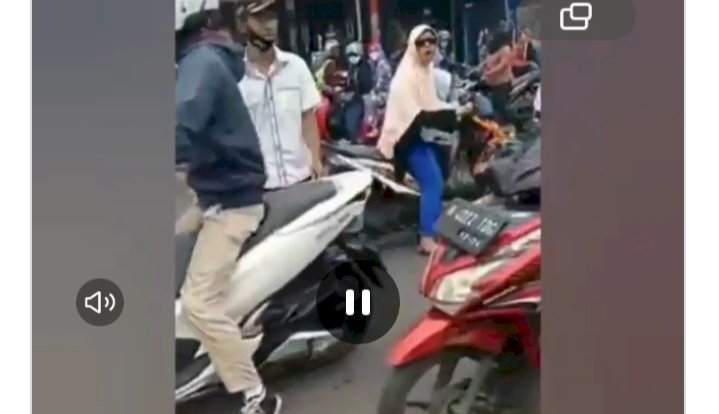 Emak-emak Ini Ngegas Ketika Ditegur Lawan Arah saat Lalu Lintas Macet