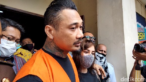 Jerinx Terus Bikin Heboh di Kasus 'IDI Kacung WHO': Dari Tolak Sidang Online hingga Bercumbu di Mobil Tahanan