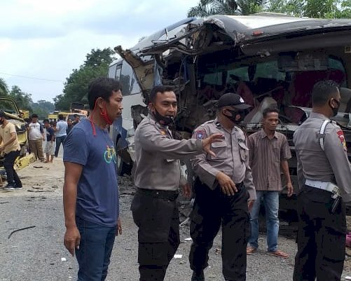 BREAKING NEWS! Bus Asal Pati Adu Kambing Mitsubishi Canter di Jalinsum 36 Bungo