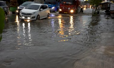Beberapa Jam Diguyur Hujan, Jalan Pattimura Kota Jambi Terendam Banjir