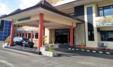 Gertak Istrinya Agar Cepat Pulang, Ayah Tega Ini Gantung Anaknya dan Video Pun Viral