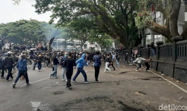 Memanas, 'Hujan Batu' Mewarnai Demo Tolak Omnibus Law di Malang