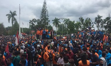 Aksi Tolak UU Cipta Kerja di Jambi Ricuh, 8 Mahasiswa Dilarikan ke RSUD