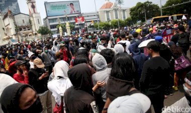 Massa Blokade Simpang Harmoni: Kita Geruduk Istana