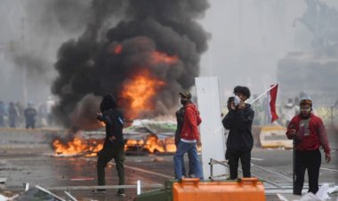 Jakarta Mencekam! Demo Tolak UU Ciptaker dan Bentrokan Massa-Polisi Terjadi